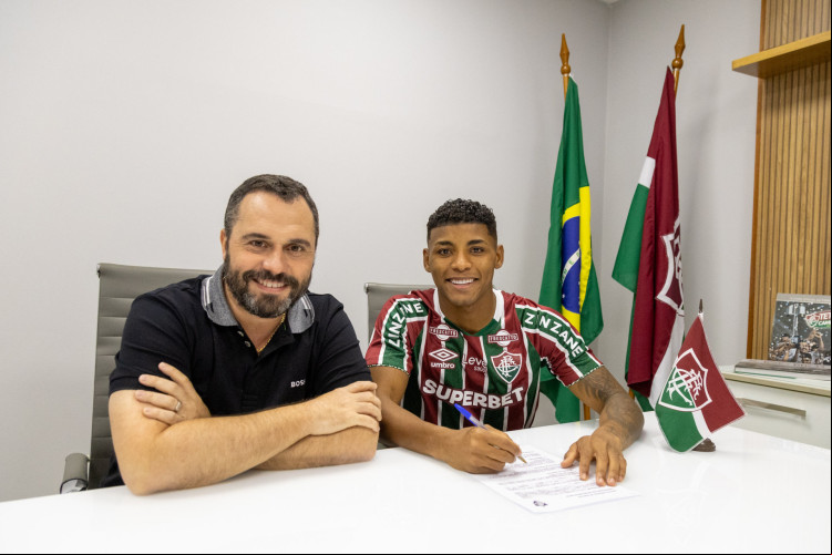 Volante Hércules assinou contrato ao lado do presidente do Fluminense, Mário Bittencourt Volante Hércules assinou contrato ao lado do presidente do Fluminense, Mário Bittencourt