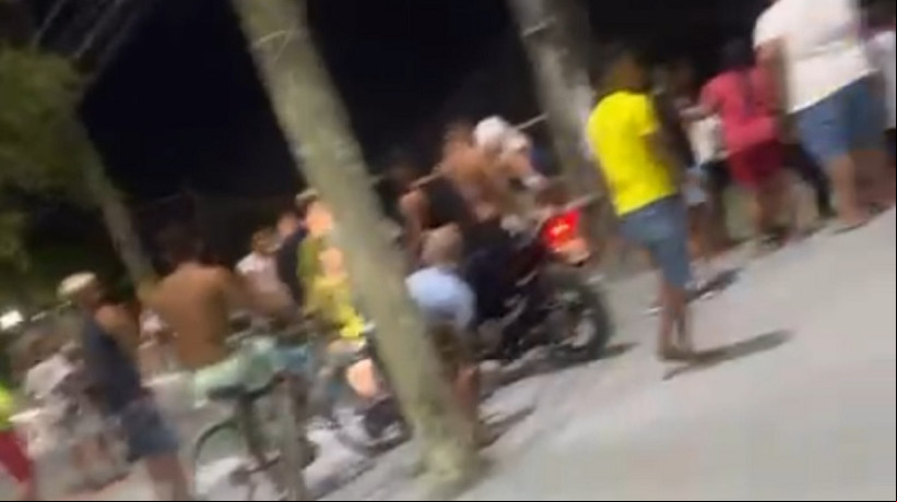 Imagens feitas após a tentativa de chacina por moradores mostram que o espaço público estava lotado no momento do crime