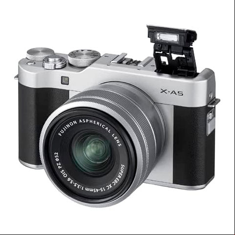 Até pouco tempo atrás, as pessoas usavam uma câmera fotográfica para tirar fotos, com qualidade inferior à dos celulares atuais. Era comum revelar as fotos para poder vê-las depois. Hoje, ainda existem câmeras, é verdade, mas geralmente são usadas por fotógrafos, com mil e uma utilidades e visualização na horal.