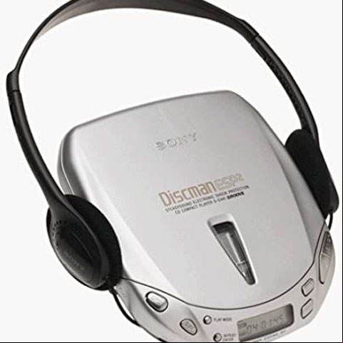 Esses aparelhos pequenos aí se chamam discman e serviam para ouvir música, mas também tinha uma limitação física. Hoje em dia, tem aplicativos para isso, além do youtube.