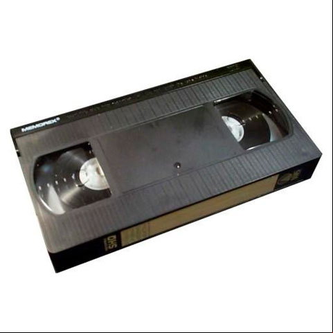As fitas VHS serviam para armazenar vídeos, principalmente filmes. Depois, houve a evolução para os DVDs. Hoje em dia, com o Youtube, os DVDs também estão em fim de linha e são encontrados apenas em sebos.