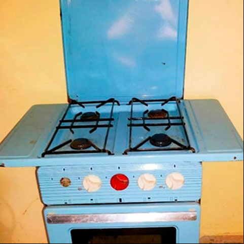 Os fogões ainda existem, mas houve um tempo em que eles vinham com abas laterais, muitas vezes usadas para guardar as.