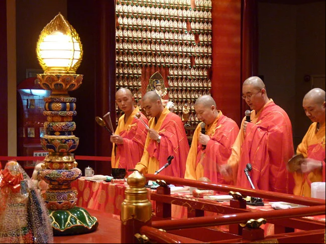 Os monges renunciam à vida secular, dedicam-se à meditação e cultivam as chamadas paramitas, perfeições do ser: generosidade, sabedoria, serenidade, honestidade e esforço, entre outras virtudes.