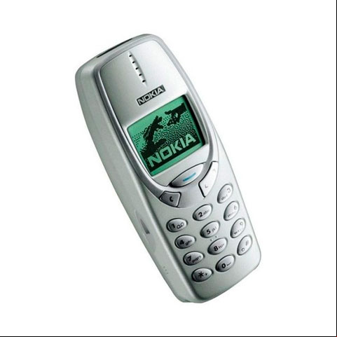 Este celular aí já saiu de linha há tempos. Só serve para peso de papel. Hoje, você não conseguiria nem fazer uma ligação com ele, que ficou famoso por popularizar o jogo da cobrinha entre os anos 80 e 2000 nos celulares da Nokia.