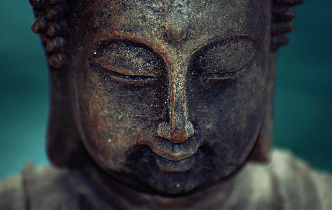 O Budismo é uma religião de base filosófica, não teísta. Ou seja, se fundamenta nos ensinamentos de Sidarta Gautama, o Buda, sem vinculá-lo a uma forma divina. Não é Deus, mas, sim, um homem iluminado.