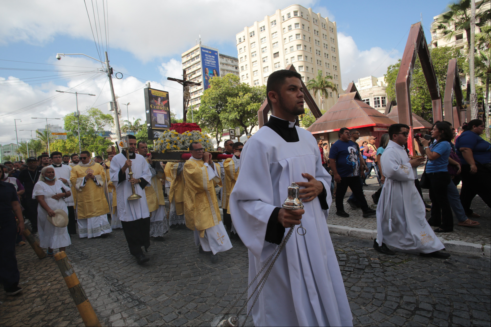 FORTALEZA-CE, BRASIL, 29.12.2024: Abertura do Jubileu da Esperança com procissão até catedral. (foto: Fabio Lima/ OPOVO)