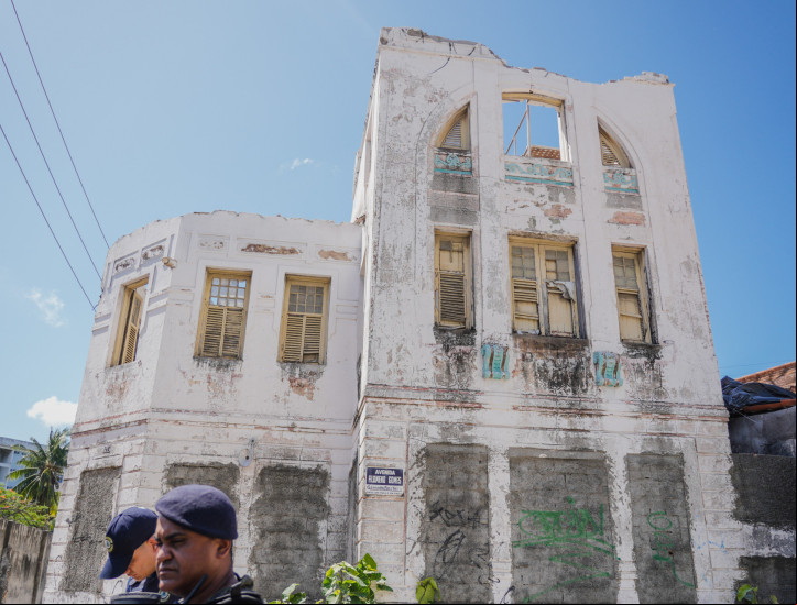 Fortaleza, Ceará, Brasil, 30-12-2024: AGEFIS embarga tentativa de demolição do Bangalô Aristides Capibaribe, na Jacarecanga. (Foto: Fernanda Barros/ O Povo)