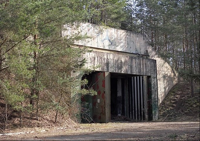 Criados inicialmente como um abrigo para famílias ou pequenos grupos de pessoas, em locais em guerras ou com riscos ambientais, os bunkers estão na moda entre os bilionários, que contróem espaços fortificados para um eventual refúgio