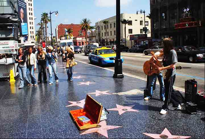 Inaugurada em novembro de 1960, a Calçada da Fama de Hollywood, nos EUA, transformou-se com o ar dos anos numa das principais atrações turísticas da cidade de Los Angeles, na Califórnia. 
