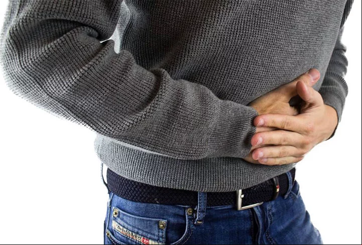 Não há cura para a doença de Crohn, mas existem tratamentos que ajudam a controlar os sintomas e reduzir a inflamação.
