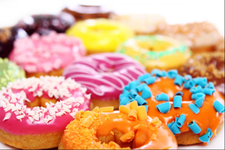 Especialistas recomendam que quem tem a doença de Crohn deve seguir uma dieta livre de alimentos que agravem a inflamação, como açúcares, embutidos, alimentos ultraprocessados, bebida alcoólica e cigarro.