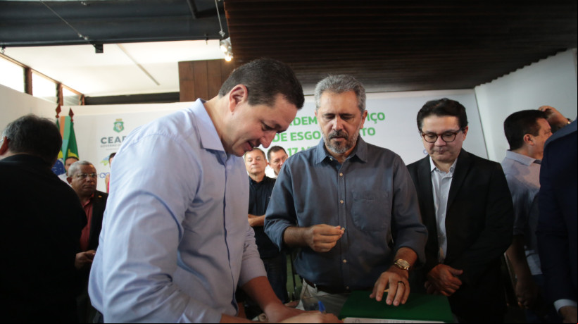 Gledson e Elmano, em janeiro, durante de ordem de serviço para projetos de esgotamento sanitário