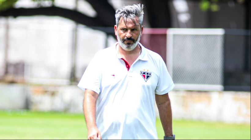 Técnico Tiago Zorro em treino do Ferroviário no Elzir Cabral