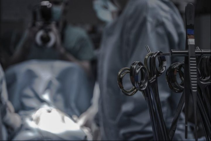 Em casos mais graves, pode ser necessário fazer uma cirurgia para remover partes danificadas do intestino.