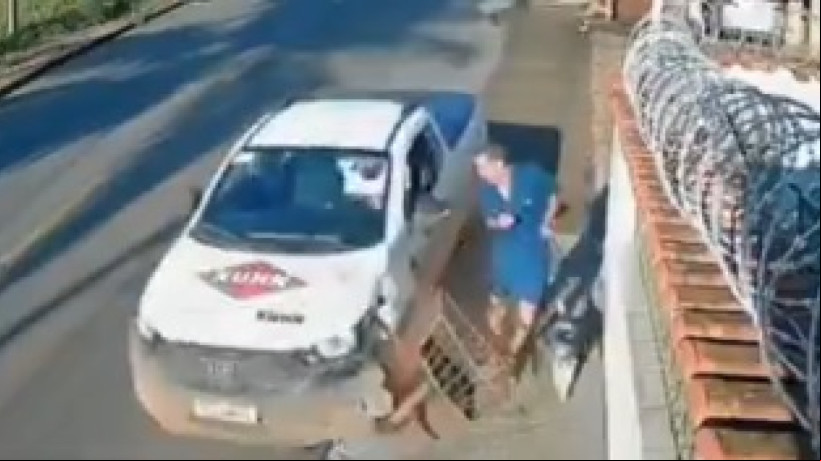 Um idoso, de 61 anos, conseguiu evitar um atropelamento por um carro que perdeu o controle. O homem eava com o seu cachorro