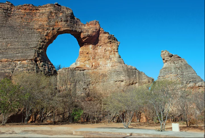 Mas a maior força arqueológica do Piauí é o Parque Nacional Serra da Capivara, cujas formações rochosas intrigantes já são uma atração por si só.