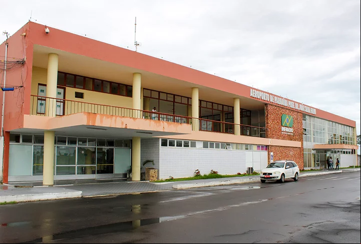 Já o aeroporto internacional fica em Parnaíba, a 268 quilômetros de Teresina. Inaugurado em 1971, é uma porta de entrada para quem deseja conhecer o circuito formado pelo Delta do Parnaíba, na ponta do estado, próximo tanto do Ceará como do Maranhão.