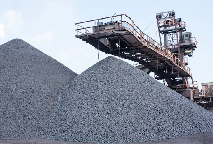 Outras forças econômicas no Piauí são: indústria química, têxtil (foto) e de bebidas; mineração de mármore, amianto, ardósia e, principalmente níquel (a segunda maior jazida desse mineral está no Piauí).