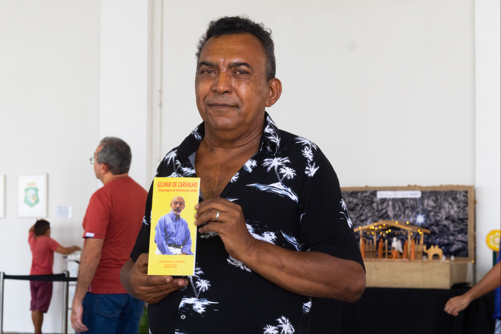 Fortaleza- CE, Brasil, 05-01-25: Mostra Estadual Ceará Ciclo Natalino celebra o Dia de Reis com cultura e família. O mestre João Pedro do Juazeiro, de Juazeiro do Norte, é xilógrafo, gravador e cordelista. Ele foi um dos expositores presentes na feira realizada durante a mostra para impulsionar a economia criativa. (Fotos: Lorena Louise / Especial para O POVO)