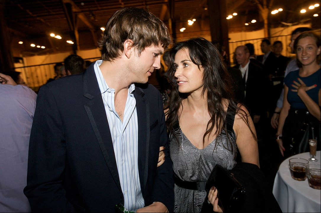 Moore foi casada também com o ator Ashton Kutcher entre os anos de 2005 e 2011.