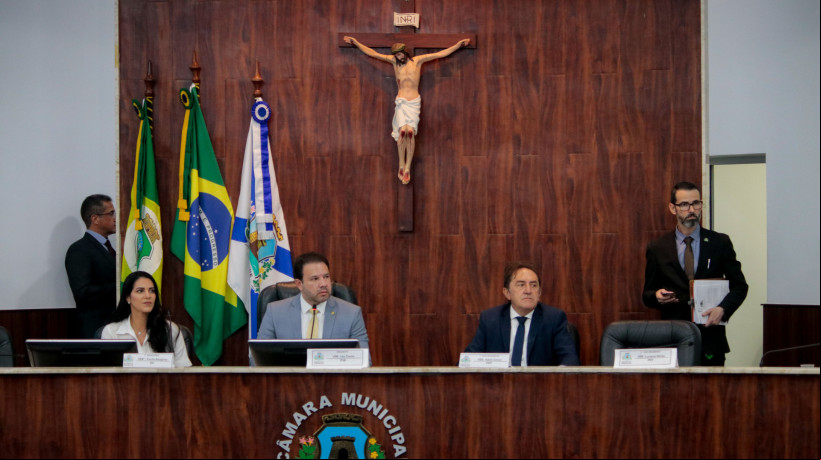 Movimentação dos vereadores na sessão extraordinária da Câmara Municipal de Fortaleza para votar o fim da Taxa do Lixo