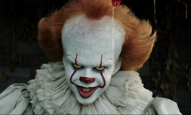 Nome do vilão: Pennywise - Palhaço assustador do filme IT, aterroriza a pequena cidade de Derry a cada 27 anos. Seu grupo de vítimas mais famoso é o grupo de amigos Clube dos Perdedores. O vilão se tornou um dos ícones do terror moderno após o livro de Stephen King ir para as telas do cinema, onde foi interpretado pelo ator Bill Skarsgard.