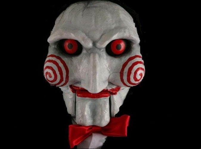 Nome do vilão: Jigsaw - Serial killer da série de filmes Jogos Mortais, John Kramer (interpretado por Tobin Bell) arquiteta uma série de armadilhas de modo que quem cai nelas aprenda a valorizar mais a vida. Como sempre há uma chance de escapar delas. Viver ou morrer é uma escolha. São 10 os filmes lançados até o momento sobre o vilão.