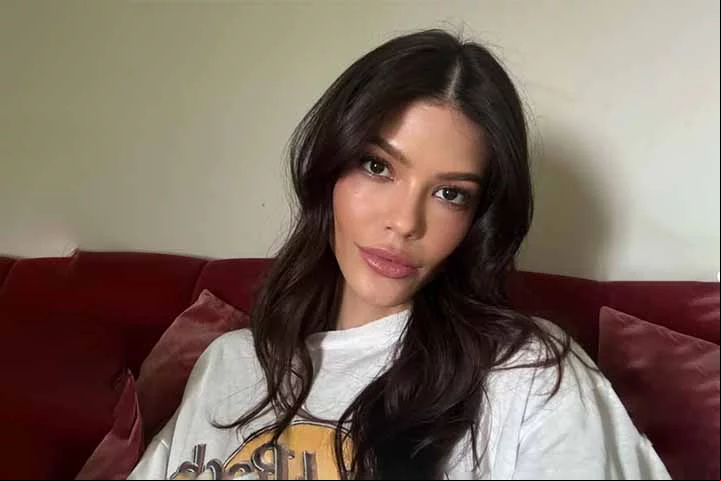 Na época, o organizador do evento Miss Ilha Pintada viu uma semelhança entre ela e a atriz hollywoodiana Catherine Zeta-Jones e a convidou para participar do concurso.