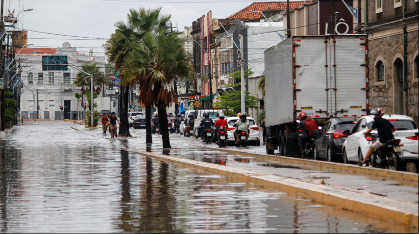 FORTALEZA, CEARÁ, BRASIL, 14-01-2024: Chuvas e alagamentos pela manhã na Av Pessoa Anta. (Foto: Samuel Setubal/ O Povo)