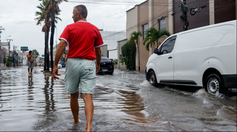 FORTALEZA, CEARÁ, BRASIL, 14-01-2024: Chuvas e alagamentos pela manhã na Av Pessoa Anta. (Foto: Samuel Setubal/ O Povo)