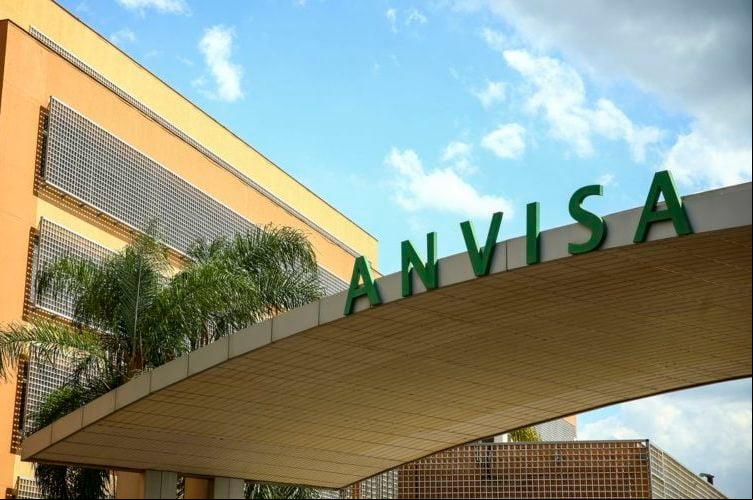 Nas últimas décadas, o combate ao vício em cigarro tem sido tratado como política de saúde pública no Brasil. No ano ado, a Agência Nacional de Vigilância Sanitária (Anvisa) aprovou um novo conjunto de imagens e textos para embalagens de cigarros. A meta é mostrar problemas graves decorrentes do fumo e,assim, desestimular a prática. As normas serão obrigatórias a partir de 2/11/2025.