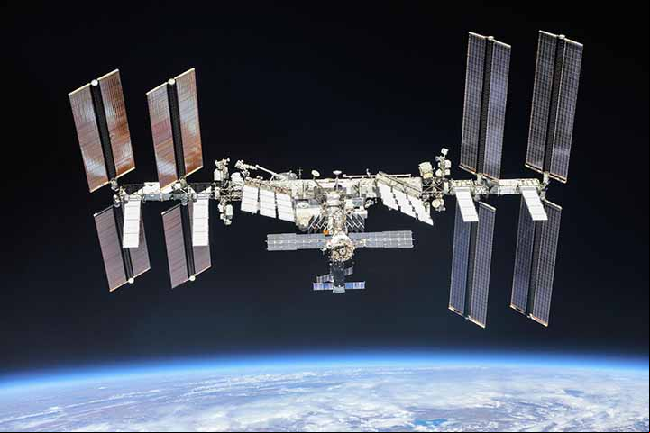 Fundado na década de 1930 por pesquisadores da Caltech, o JPL foca na construção e operação de espaçonaves robóticas planetárias, embora também conduza missões de órbita terrestre e astronomia.