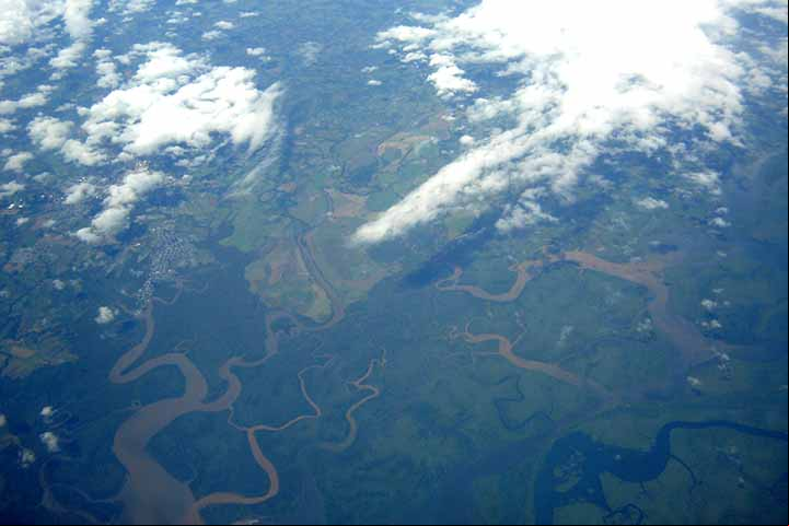 O volume d'água despejado pelo rio é tão descomunal que a água do mar é doce por vários quilômetros além da desembocadura. O rio Amazonas descarrega no oceano Atlântico 20% de toda a água doce que chega nos oceanos.