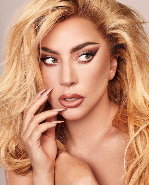 Em 2016, ela lançou seu quinto álbum de estúdio, Joanne, que apresenta influências fortes do country e rock.