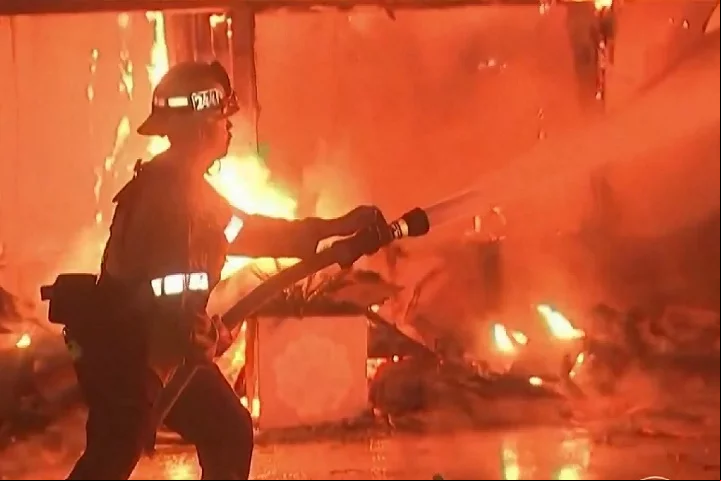 Um dos maiores agravantes tem sido a falta d'água em hidrantes, causada pela pressão reduzida nos sistemas urbanos, projetados apenas para incêndios localizados.