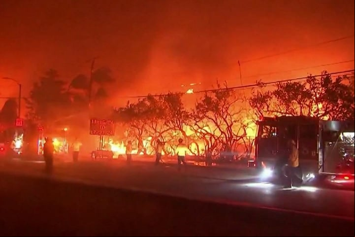 O incêndio de Palisades, sozinho, atingiu cerca de 95 km². O fogo já destruiu bairros inteiros, incluindo áreas de luxo habitadas por bilionários e celebridades.