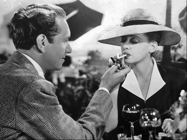 O cigarro era até mesmo um instrumento de sedução, como nesta cena de Now Voyager (1942), em que o galã Paul Henreid acende o cigarro de Bette Davis, ambos num clima de sensualidade.