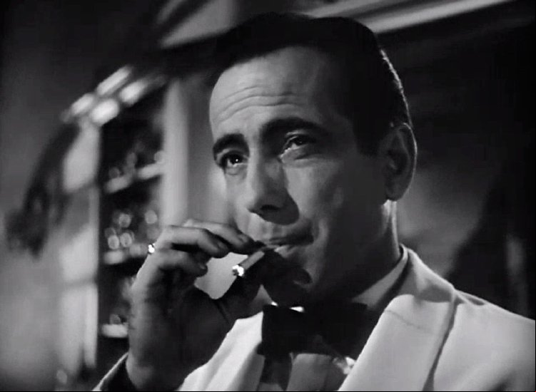 Humphrey Bogart, no clássico Casablanca, interpreta o charmoso Rick Blaine. Personagem tão cativante que divide o coração de Ilsa Lund (Ingrid Bergman). E em cenas atraentes, ele dava uma tragada no cigarro.