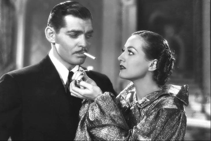 Aqui é o oposto. A mulher é que acende o cigarro do homem. Clark Gable, símbolo sexual de sua geração, dá aquela olhada em Joan Crawford com o cigarro a postos.