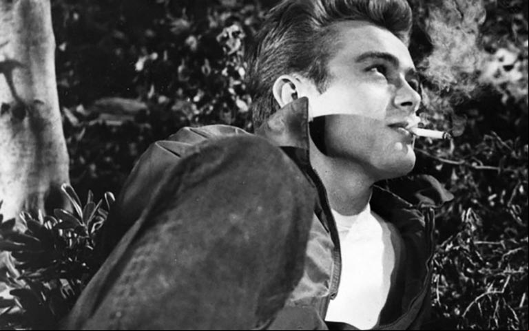 James Dean, jovem e belo ator que servia de inspiração para milhares de fãs, apareceu fumando no clássico Juventude Transviada (1955). Olhe a foto e pense: quem, na época, não acharia um charme?