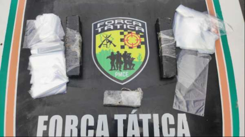 Maconha apreendida por policiais militares que estava enterrada em área de mata em Sobral