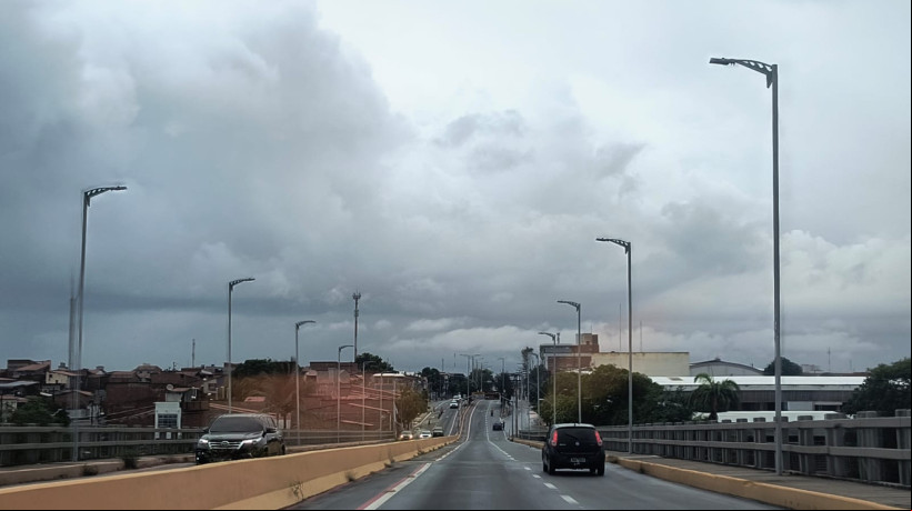 Fortaleza teve noite de chuva e tempo nublado neste domingo, 29