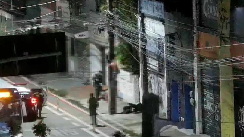 Os policiais militares deram voz de prisão aos suspeitos pelo crime de furto e recuperaram o material que havia sido furtado