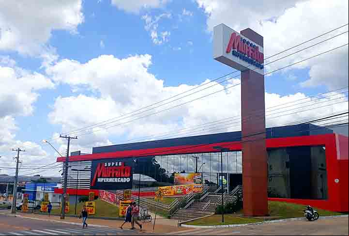 6º lugar: A rede Irmãos Muffato, estabelecida em 1980 no Paraná, é uma das maiores do setor supermercadista na região Sul do Brasil. Em 2023, obteve um faturamento de R$ 5 bilhões.