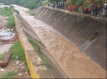 Canal do Rio Granjeiro, no Crato, transborda 