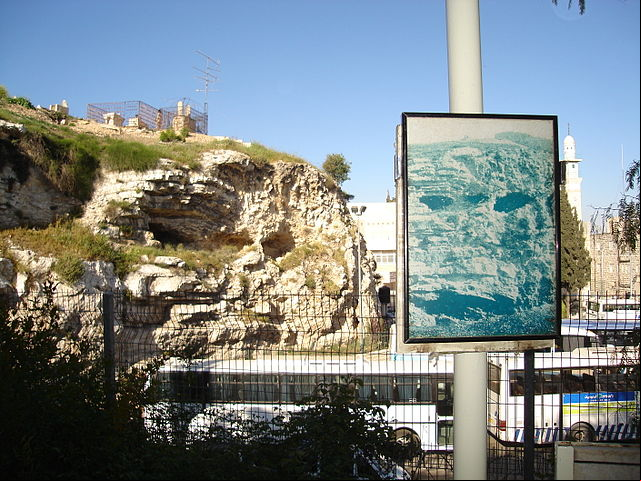 Acredita-se que o sudário tenha envolvido o corpo de Jesus após sua crucificação no Gólgota, região próxima de Jerusalém.