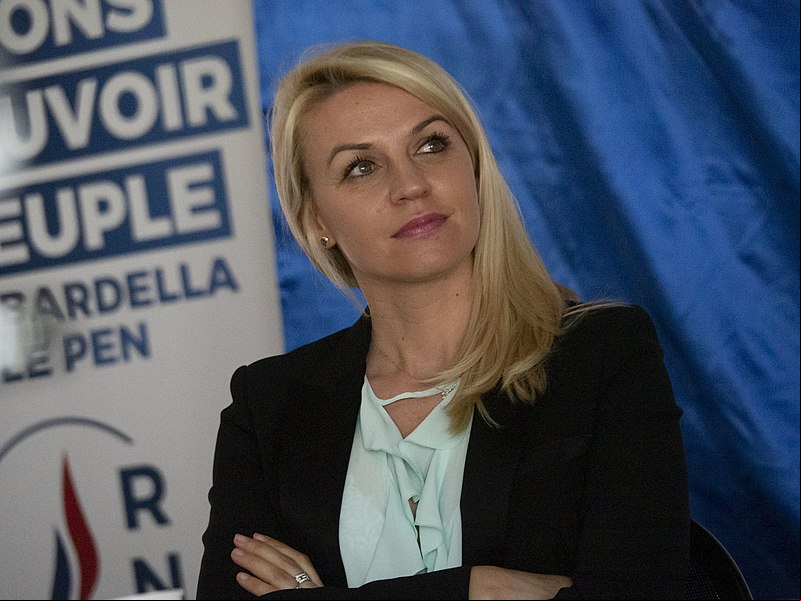 Outro discurso duro foi feito pela deputada Hélène Laporte, da coalização de extrema direita Rassemblement National. Ela acusou os exportadores brasileiros de fazerem “uso massivo de antibiótico, algo que a União Europeia proíbe desde 2006”. “A forma de produção do Brasil é o modelo? Não”, completou.
