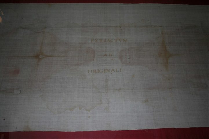 Ele é famoso por apresentar uma imagem que, segundo a crença de alguns, seria um reflexo do corpo de Jesus após a ressurreição.