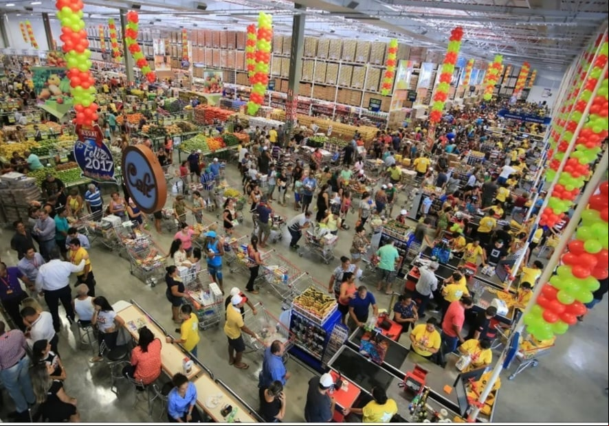 Os supermercados no Brasil têm papel fundamental na vida cotidiana, como centros de abastecimento e conveniência para milhões de brasileiros. Esses estabelecimentos, que surgiram no país na década de 1940, evoluíram significativamente ao longo dos anos, refletindo mudanças econômicas, sociais e culturais.