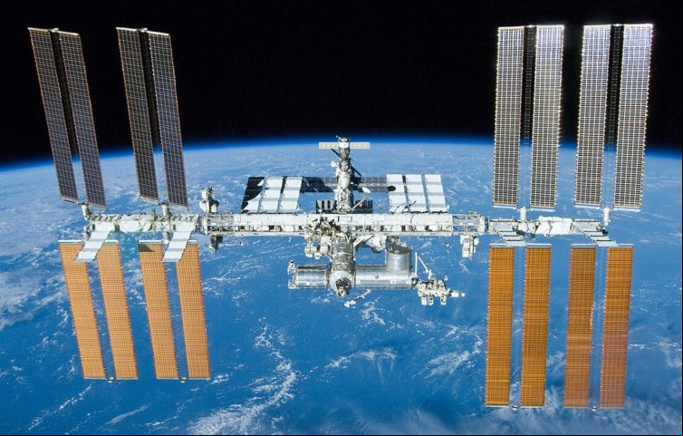 Ele está disponível no Android e iOS para celular, e também nas principais plataformas de streaming que aceitam o aplicativo NASA, como Apple TV e Roku.